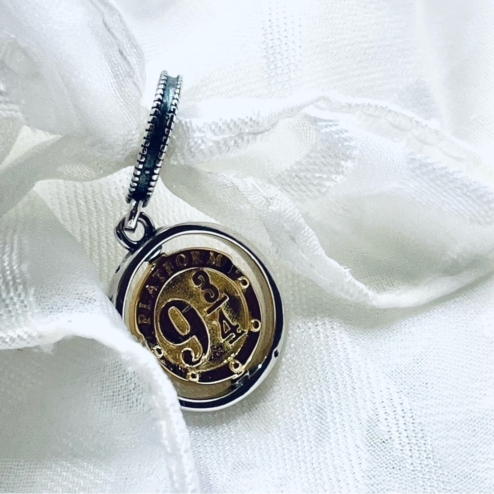 ⚡ NWOT Platform 9 3/4 & Hedwig Spinning Charm – Harry Potter ✨